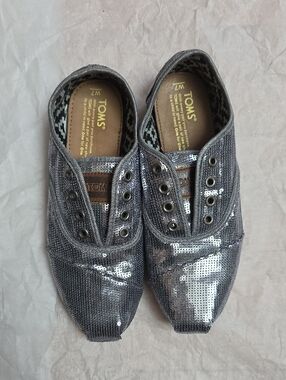 TOMS Cordones women's lace-up sneakers, featuring a silver sequin finish, Size 7